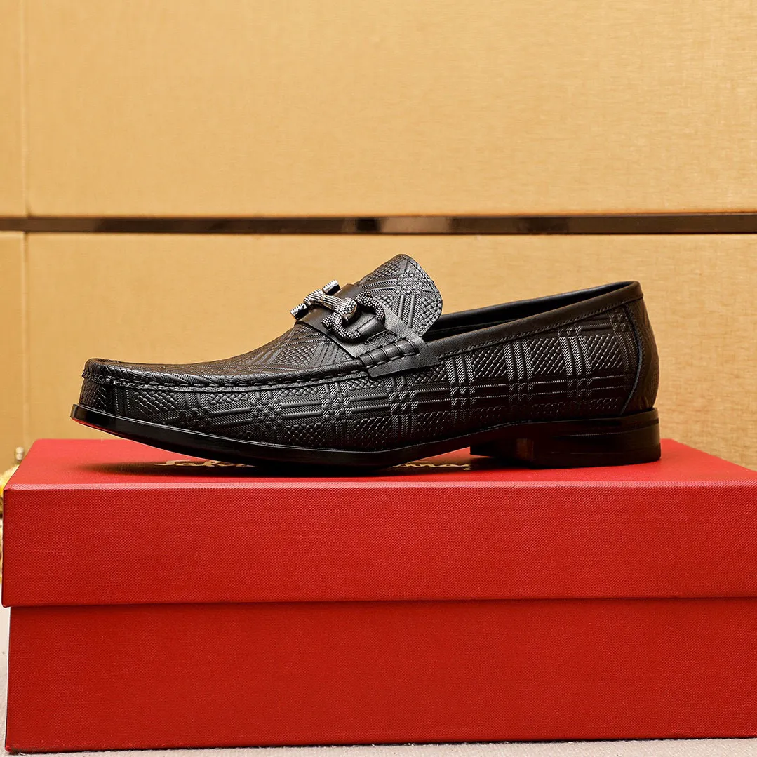 Men's shoes 💰460 💐 Product trademark: Ferragamo "Ferragamo" casual leather shoes Regular size: 38-44 (45.46🉑️customized) Product materials: Selected imported first-layer calfskin embossed upper + luxury hardware buckle, imported water-dyed cow leather lining. Strong three-dimensional visual effect, original rubber outsole Color: 1⃣️color optional